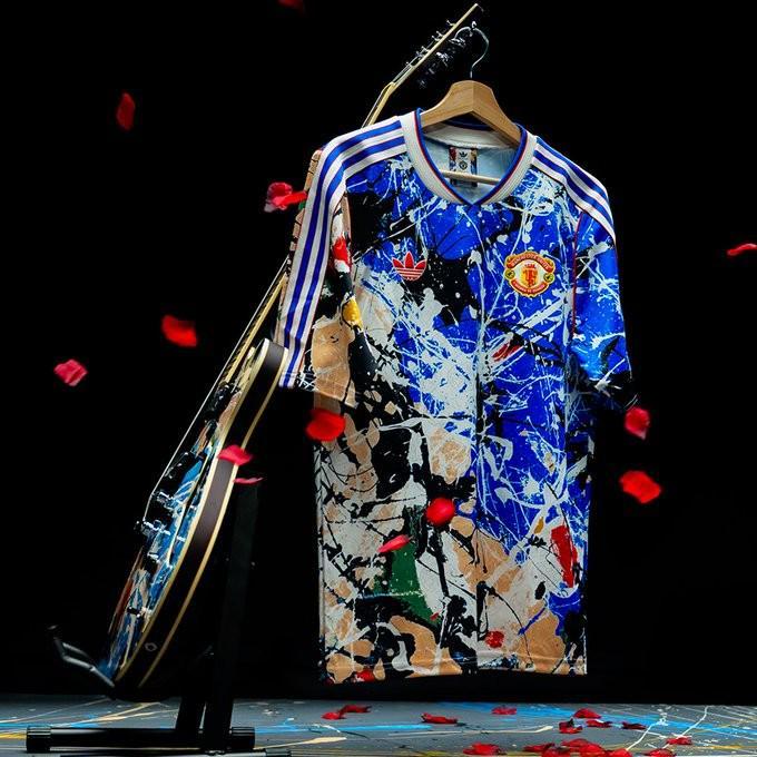 云开体育-曼联发布与石玫瑰乐队联名球衣，设计源自足球看台文化